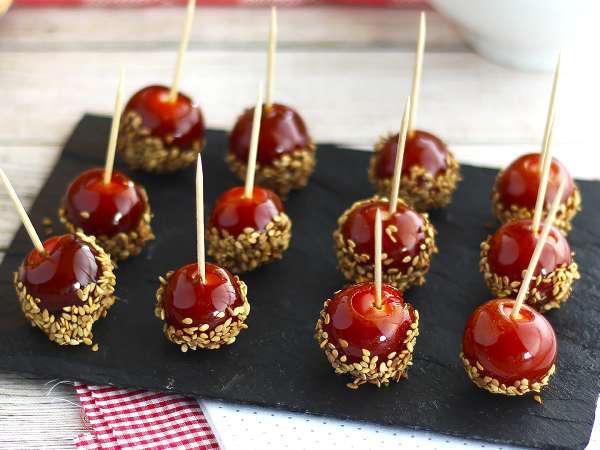 Cherry rajčata na vrcholu: 6 snadných a originálních receptů na letní předkrmy