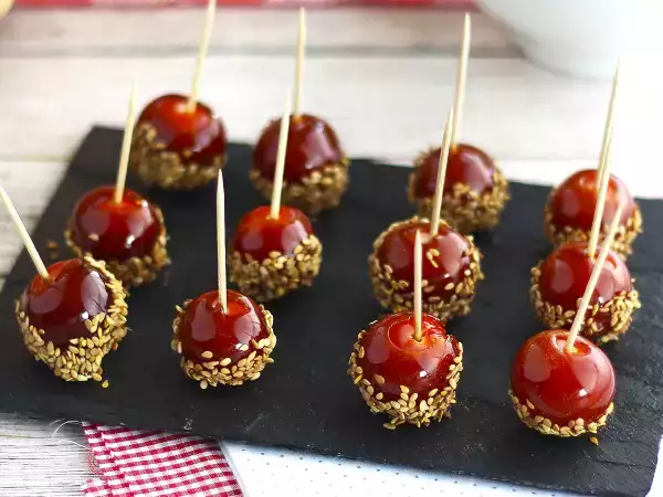 Cherry rajčata na vrcholu: 6 snadných a originálních receptů na letní předkrmy