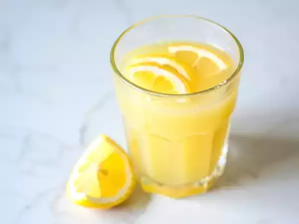 Opravdu se po pití citronové šťávy nalačno hubne? Mýtus nebo realita?
