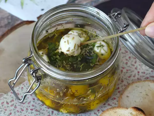 Tyto marinované mozzarellové kuličky jsou naprostou závislostí (a zmizí ze stolu, než mrknete).