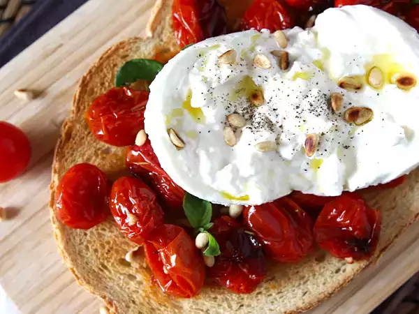 Burrata: 8 nápadů na recepty, které z tohoto mimořádně krémového sýra vytáhnou to nejlepší