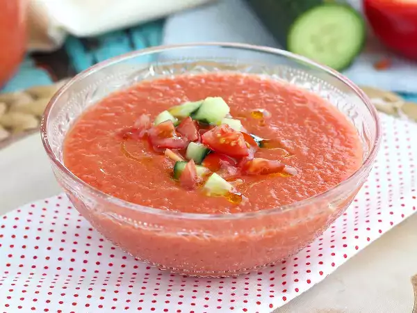 Pokud jste byli ve Španělsku, určitě jste ho ochutnali: tady je návod, jak si doma připravit pravé gazpacho za 10 minut!