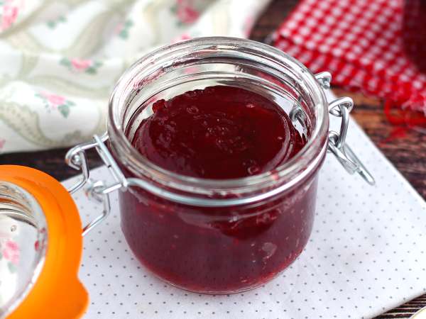 Domácí švestková marmeláda z pouhých tří ingrediencí? Ano, je to možné a je to naprosto vynikající!