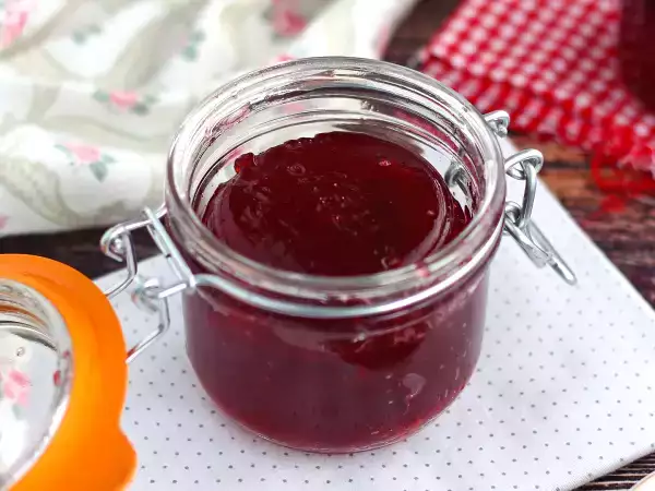 Domácí švestková marmeláda z pouhých tří ingrediencí? Ano, je to možné a je to naprosto vynikající!
