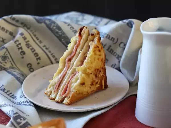 Tento expresní croque-monsieur z fritézy zachrání vaše obědy před školou