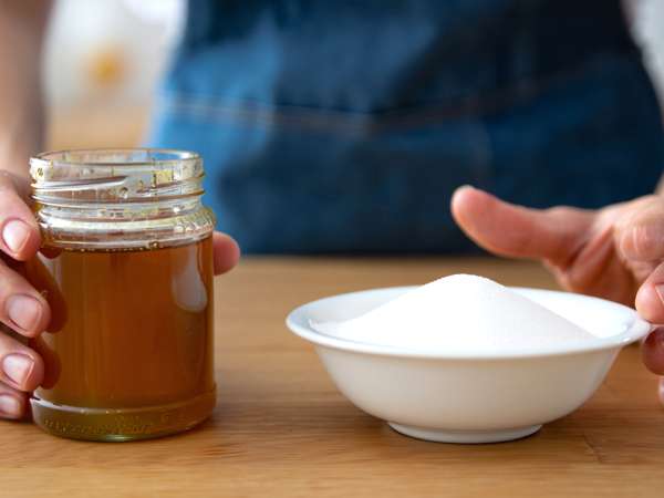 Je med vždy lepší než cukr? Ne tak docela: srovnání pravd a mýtů