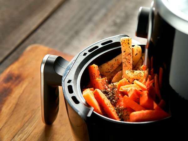 Horkovzdušná fritéza : je opravdu nutné použít pečicí papír? Překvapivá odpověď