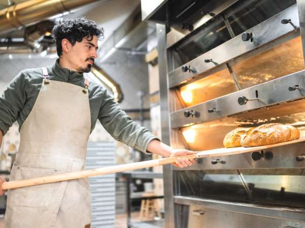 Tento pekař vytváří nejlepší náhradu bílého chleba: bez lepku, lehká a ultra proteinová