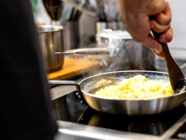 Tajný trik šéfkuchařů pro krémová a neodolatelná míchaná vejce