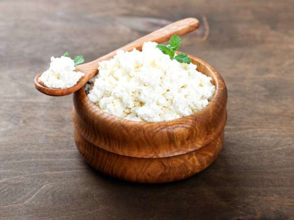 Příprava domácího tvarohu umožňuje skutečně ušetřit a recept je ultra rychlý