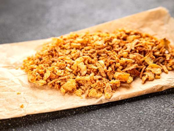 Jak připravit křupavou smaženou cibuli: snadná metoda k osvojení