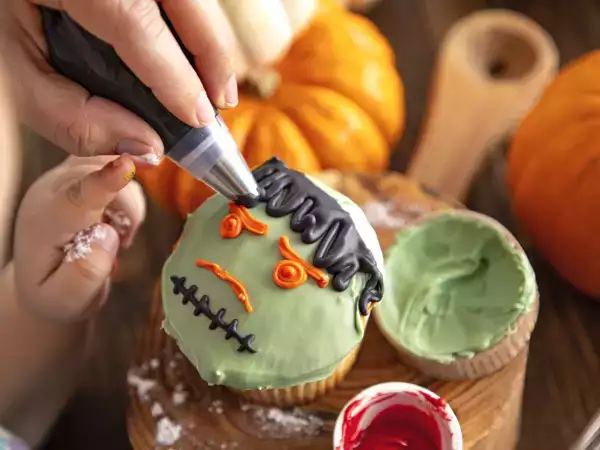 Čtyři chyby v barvení potravin, které vysvětlují, proč se vaše halloweenské dezerty nepovedly tak, jak jste doufali.