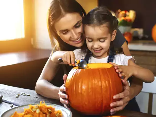 Jak si doma vyřezat dýni a užít si halloweenský rituál bez pořezání a strachu.