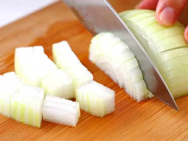 Cibuli krájíte vždycky špatně (tady je důvod)