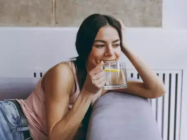 Je skutečně nutné pít ráno nalačno citronovou vodu?