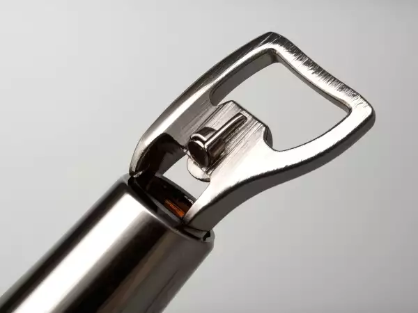 Došly vám vývrtky? Nebojte se: tyto nouzové techniky zachrání vaše aperitivy.