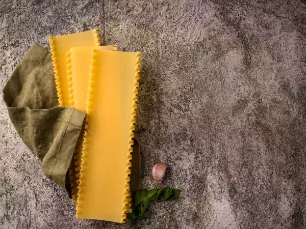 Je třeba vařit lasagne těstoviny před zapékáním?