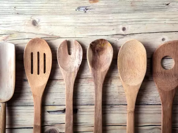 Ano, měli bychom všichni mít dřevěné kuchyňské náčiní z tohoto zásadního důvodu