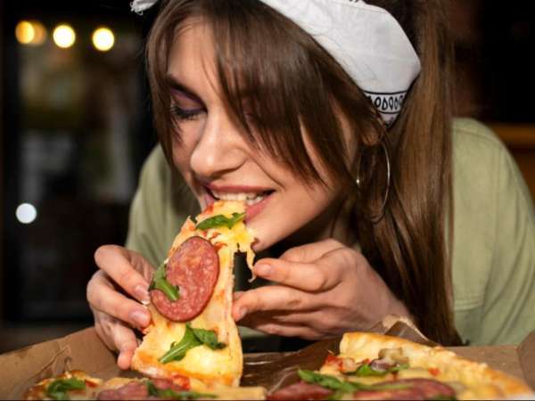 Zapomeňte na příbory: to, co věda zjistila o jídle rukama, vám vyrazí dech