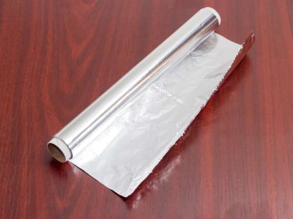 Hliníková folie: důvod překvapivého rozdílu mezi lesklou a matnou stranou