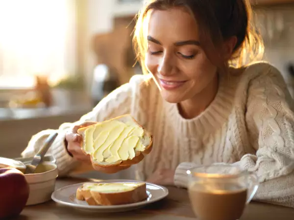 Chléb s máslem: za tímto ranním zvykem se skrývá citová vazba, kterou nemohou ignorovat ani odborníci.