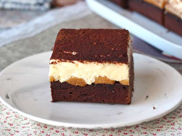 Stále se rozhodujete mezi brownies a tiramisu? Tento dezert toto dilema ukončí díky neodolatelné kombinaci.