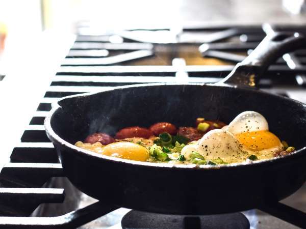 Někteří kuchaři to tvrdí, tyto 4 potraviny by nikdy neměly být vařeny na litinové pánvi (poslední vás překvapí)