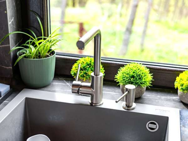 Sbohem ucpanému dřezu: tento přírodní a velmi jednoduchý mix napomáhá k dokonalému odtoku během několika minut