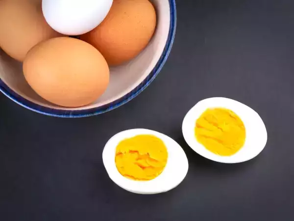 Je nutné opravdu nechat tvrdě vařené vejce dojít pokojové teploty? Toto říkají kuchaři