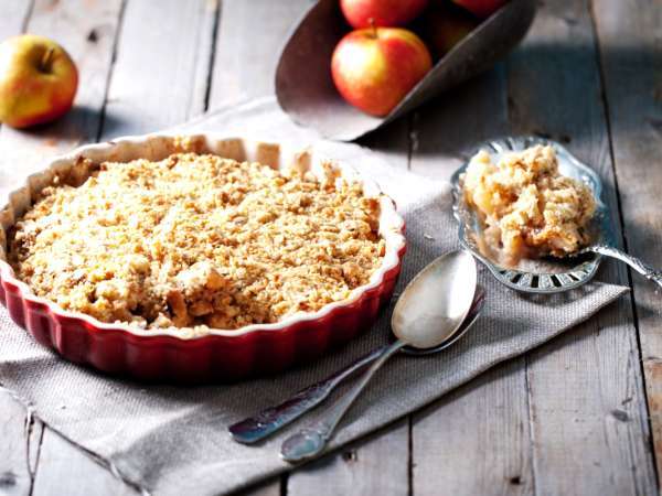 Jablko-lískooříšový koláč Crumble, který se připravuje za pár okamžiků: ideální dezert na hektické večery