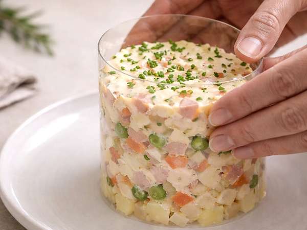 Bez potahovacího kruhu a s hosty: trik, který zachrání prezentaci vašich pokrmů (s něčím, co už máte doma).