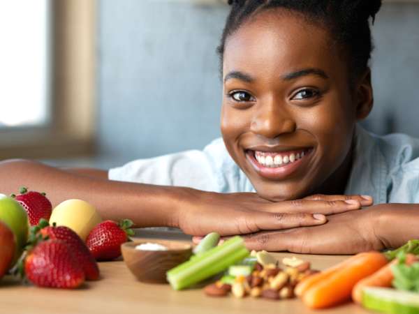 10 potravin pro bělejší zuby: co skutečně jíst