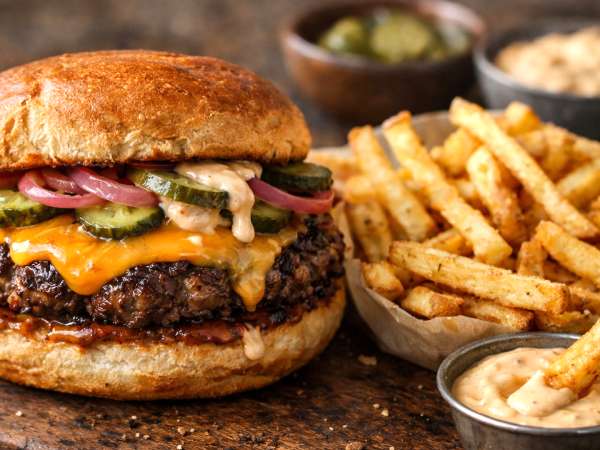 Burger Night, domácí a vylepšený: nápady na maso, housky, omáčky a přílohy
