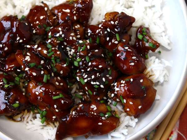 Pokud používáte sójovou omáčku jen na yakisobu, těchto 33 receptů vám zamotá hlavu (a váš týdenní jídelníček).