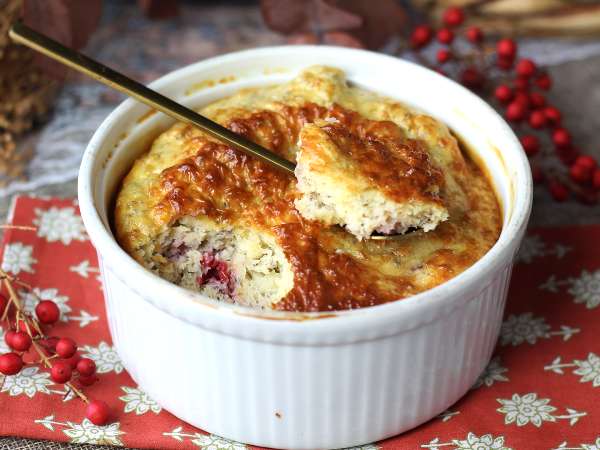 Tento proteinový koláč s červeným ovocem se stal mým oblíbeným plánem B, když mám chuť na něco sladkého bez pocitu viny.