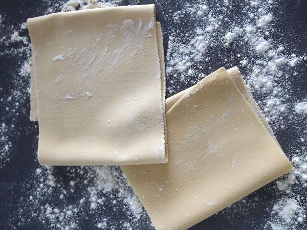 Toto jsou dokonalé domácí těstoviny na lasagne: nemusíte je nejdříve vařit a jsou ještě chutnější.