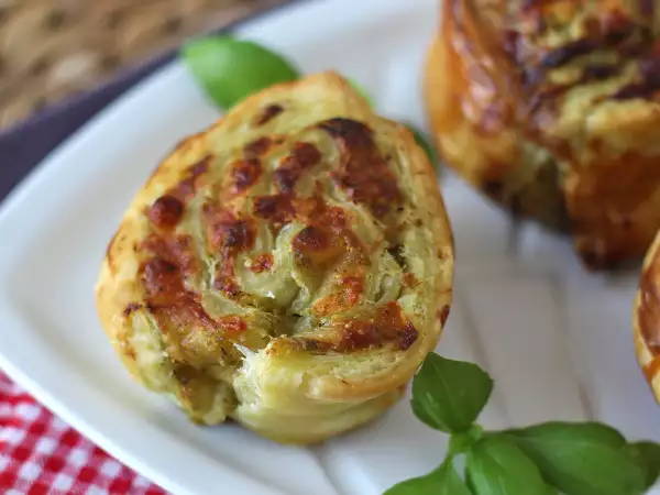 Příprava těchto listových koláčků s pestem trvá pouhých 15 minut... a zmizí ještě rychleji.