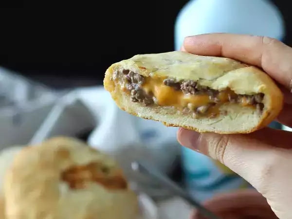 Těchto 10 receptů s taveným sýrem přivádí všechny k šílenství (a brzy pochopíte proč).