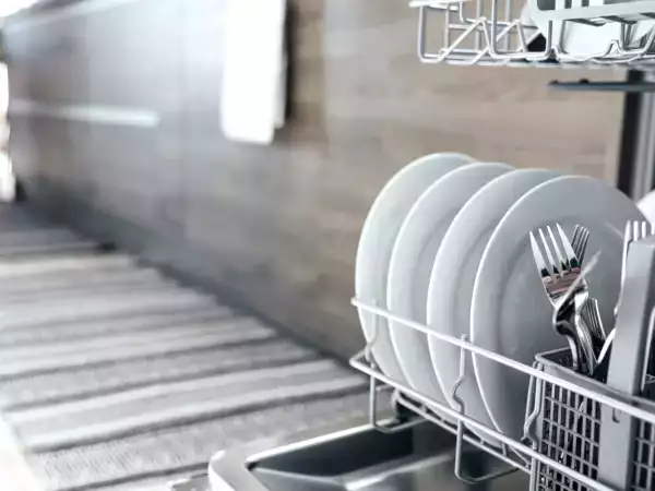 Měli byste nádobí před vložením do myčky oplachovat - radí odborníci