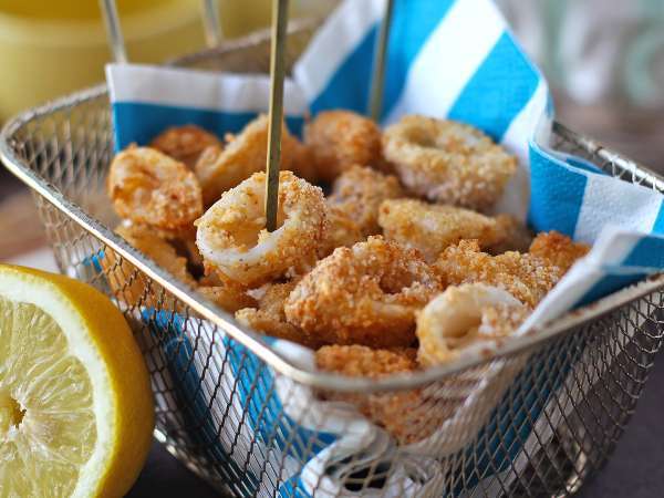 Ryby ve fritéze? Objevte 7 lehkých, křupavých a superrychlých receptů, které byste možná nečekali (ale zamilujete si je na první kousnutí).