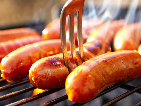 Vrtání klobás před vařením: běžná chyba, nebo geniální trik? pravda, která vše mění