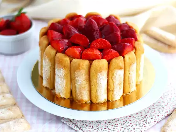 Tato jednoduchá jahodová šarlotka je jednoznačně náš nejoblíbenější jarní dezert!