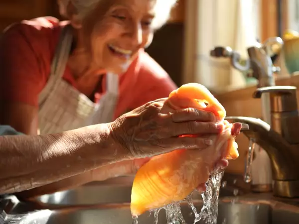 Opravdu musíte kuře před vařením umývat? Pravda, kterou vám matka a babička nikdy neřekly