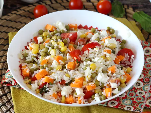 Saláty ze zbytků: 17 receptů, jak proměnit zbytky v ledničce v neuvěřitelné pokrmy