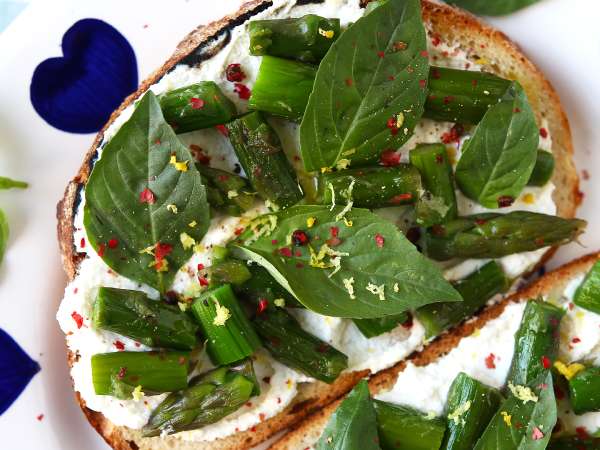Jarní bruschetta, po které touží každý: čerstvá, krémová a hotová za pár minut