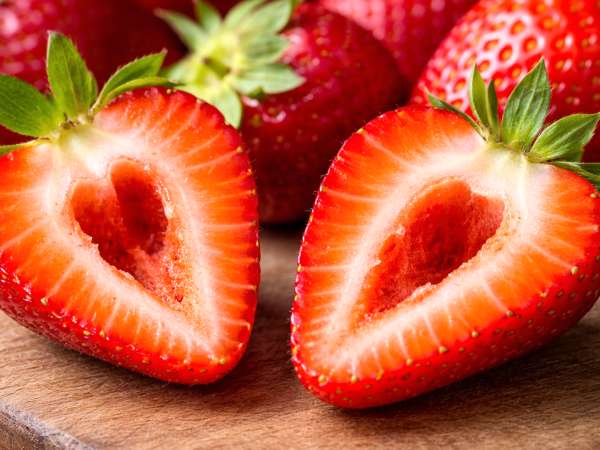 Proč mají některé jahody uvnitř díry? Existuje nevyřčený důvod