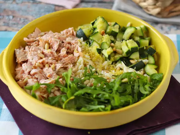 Orzo: co to je, jak se vaří a proč se tyto malé těstoviny tak dobře hodí do polévek, salátů a krémových jídel.