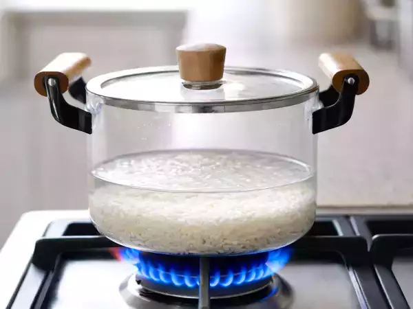 Nemusíte odměřovat vodu: jednoduchý trik pro sypkou rýži, který málokdo používá