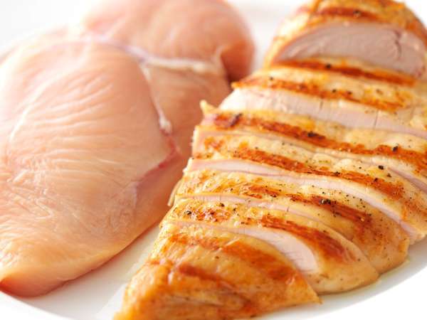 Mrazíte kuře před pečením nebo až po něm? Tento běžný zvyk může vše zničit