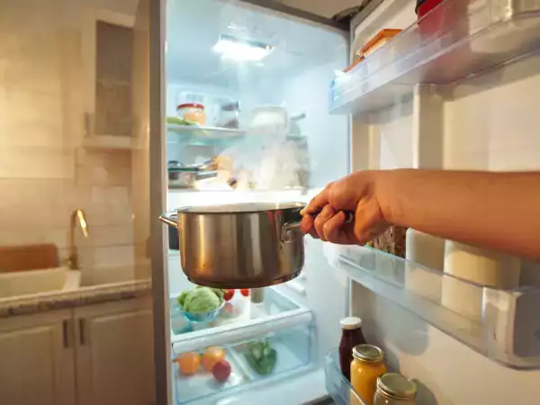 Proč je lepší nechat hrnec se zbytky jídla před uložením do lednice vychladnout?